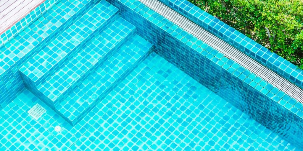 Stunning Pool Tile Ideas for a Refreshing Splash of Style